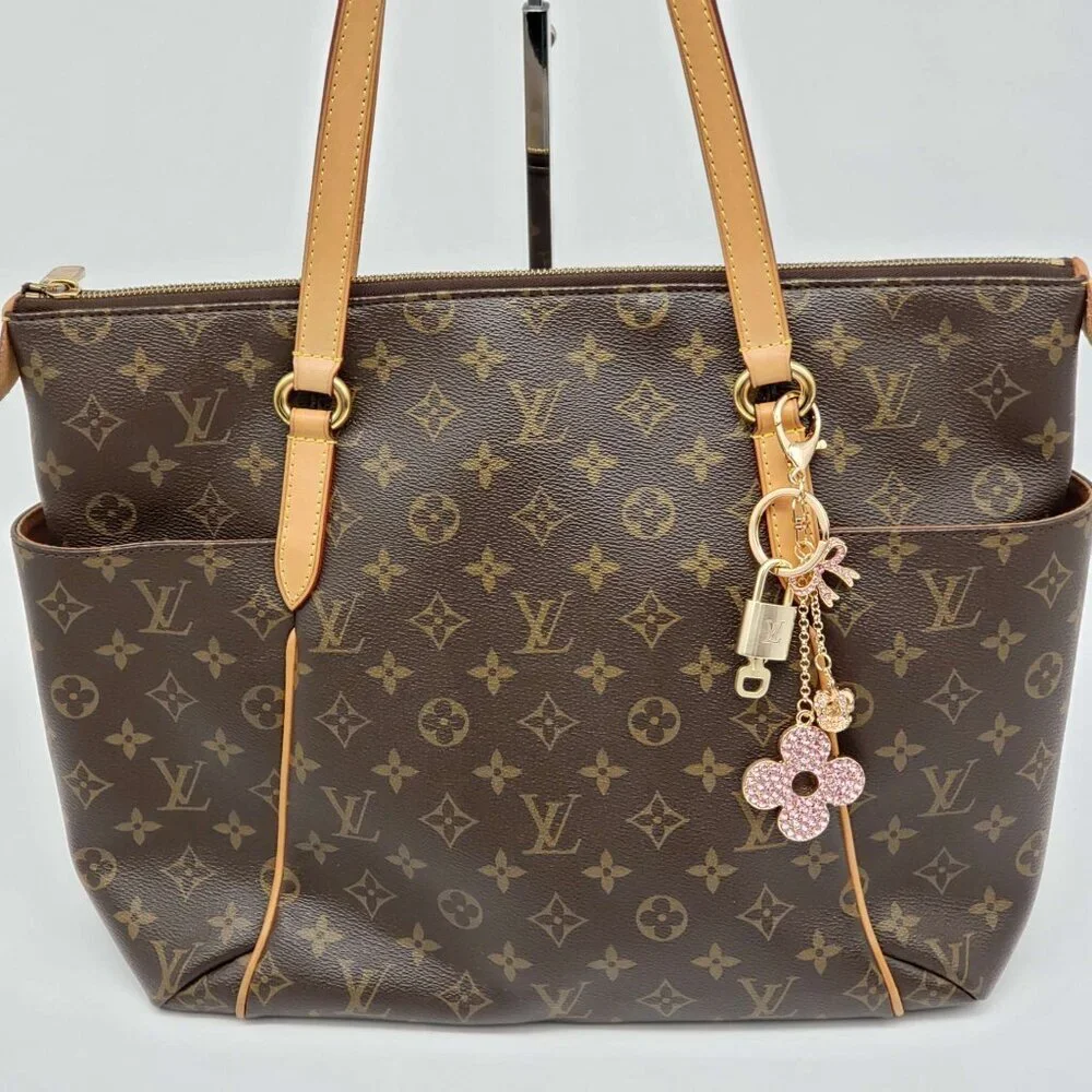 LV Gold Padlock Authentic 🔑 Luxury Bag Charm w/ Unbranded Flower Keychain - Picture 9 of 9